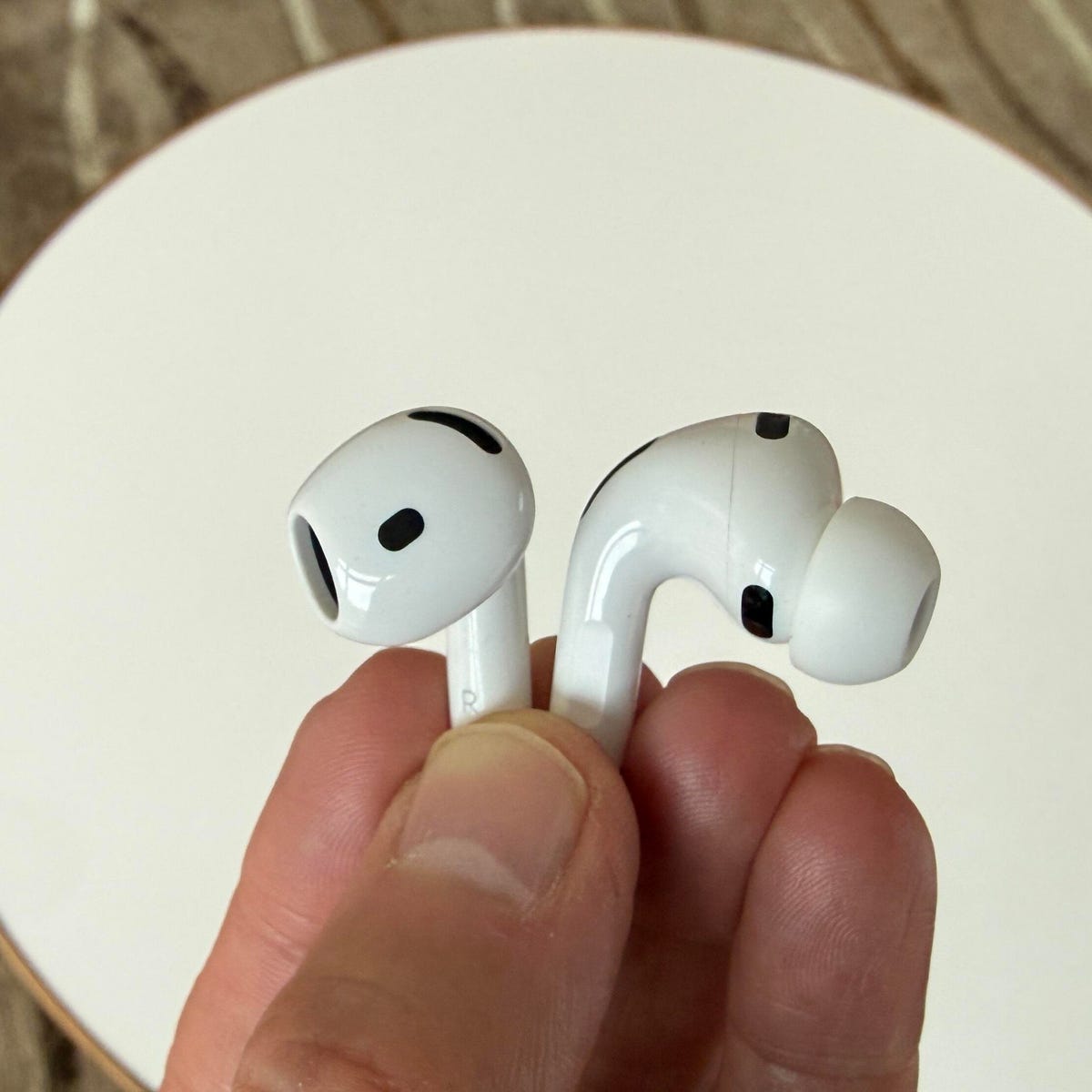 Почему стоит купить AirPods Pro 3. Если хотите максимум возможностей, то берите прошки. Они топ. Изображение: cnet.com. Фото.