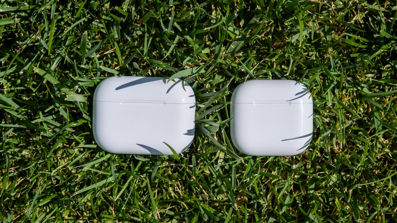 Чем AirPods 4 отличаются от AirPods Pro 3. Размер кейса тоже отличается. Pro слева. Изображение: pcmag.com. Фото.