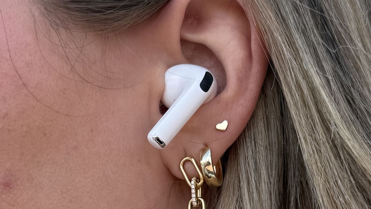 Чем AirPods Pro 3 лучше AirPods 4. У «прошек» больше интересных функций. Сразу понятно, за что платишь. Изображение: tomsguide.com. Фото.