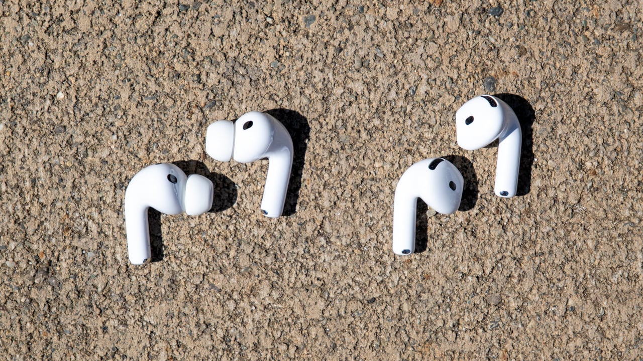 Чем AirPods 4 отличаются от AirPods Pro 3. Форм-фактор совершенно разный. Прошки — затычки, а обычные AirPods 4 — вкладыши. Изображение: pcmag.com. Фото.