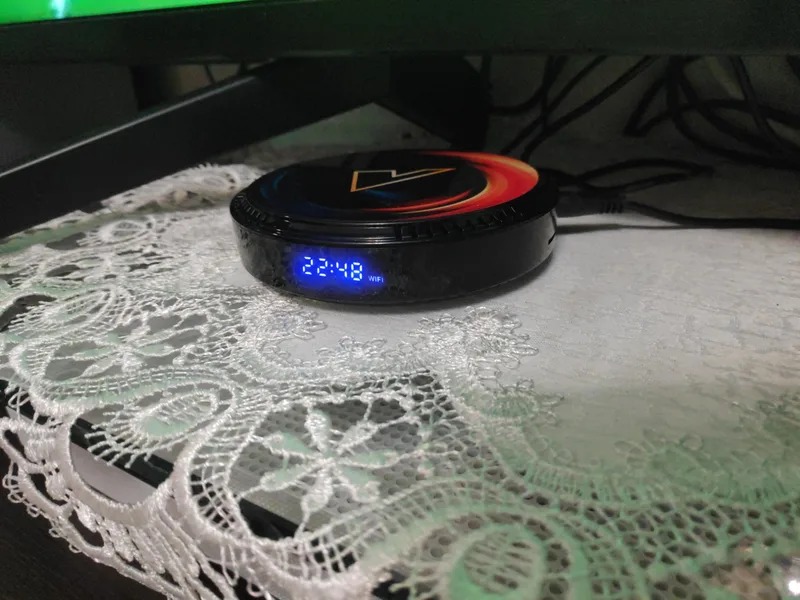 Недорогая приставка для телевизора с Android TV. Приставка очень компактная и не займет много места. Фото.