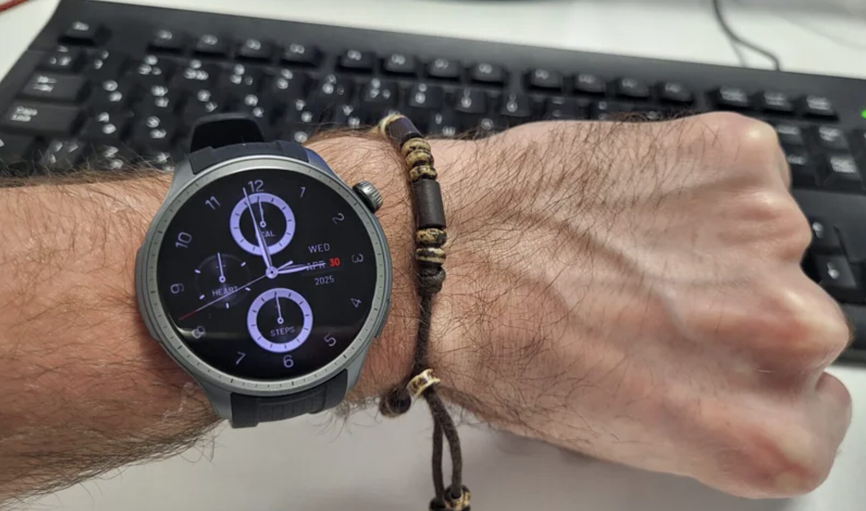 Amazfit Balance 46 мм — умные часы с AMOLED-экраном и GPS. Часы выглядят максимально стильно. Фото.