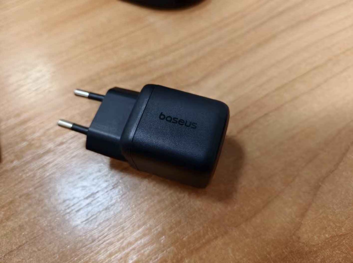 Компактная зарядка на 45 Вт. Зарядка очень маленькая. Фото.