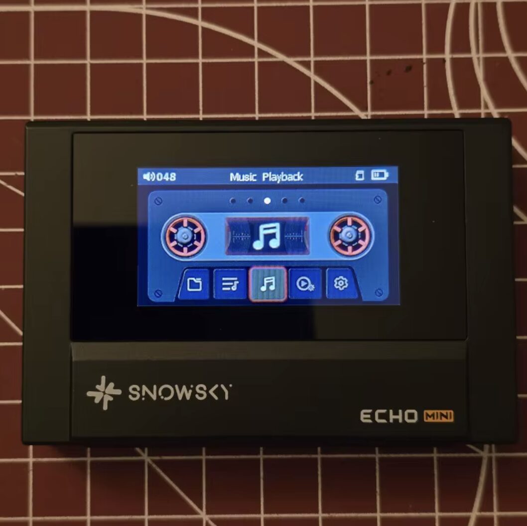 MP3-плеер для музыки без телефона. Выглядит как ретро-кассета. Фото.