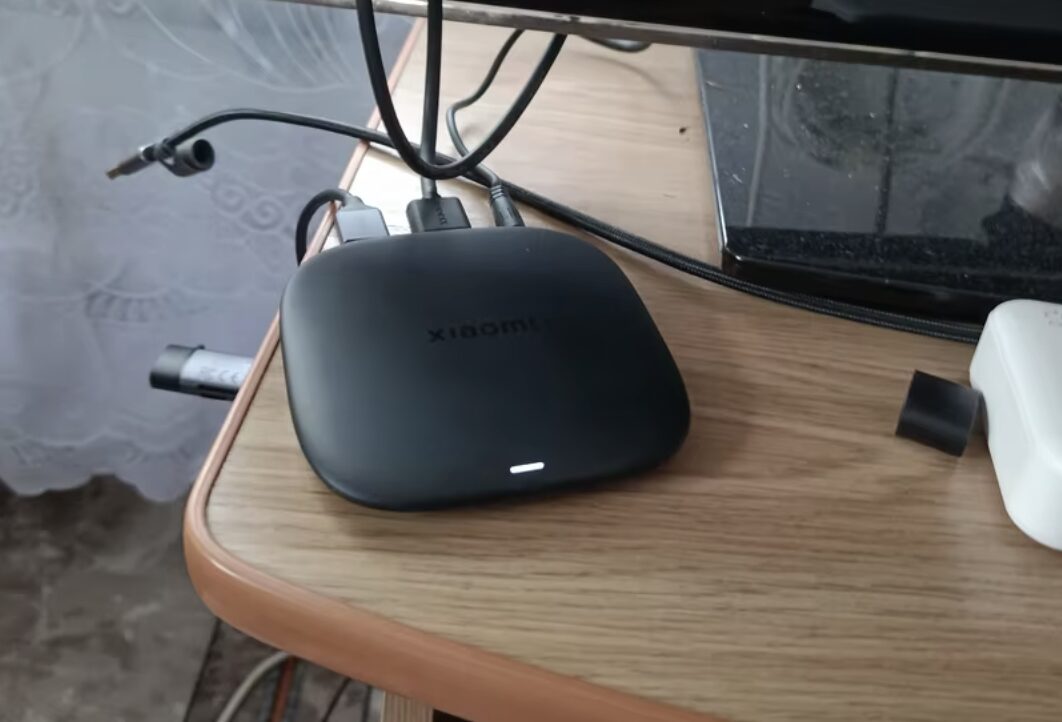 Android TV приставка с поддержкой 4K. Приставка компактная и не занимает много места. Фото.