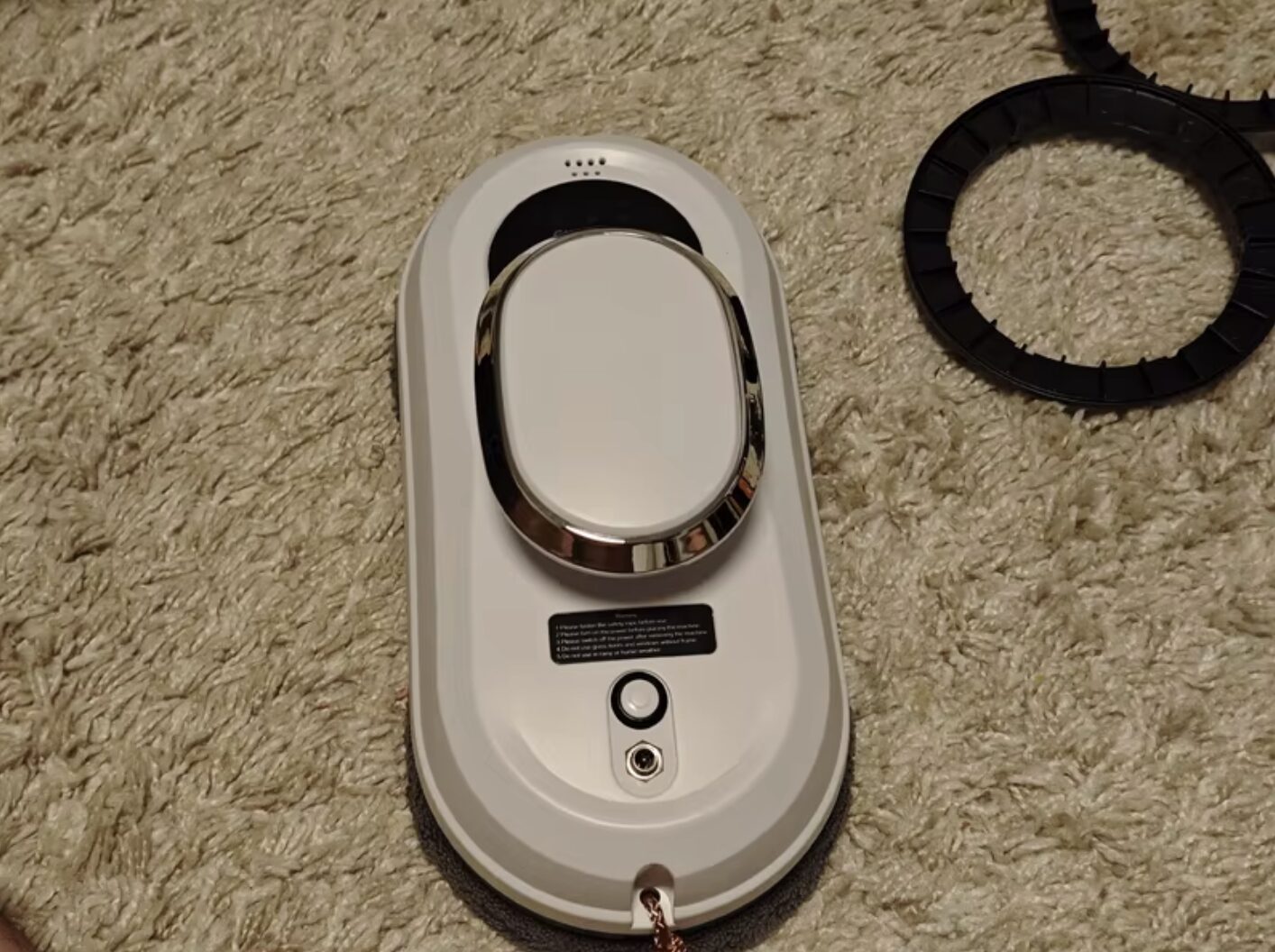 Робот для мытья окон. Классный робот, который хорошо моет окна. Фото.