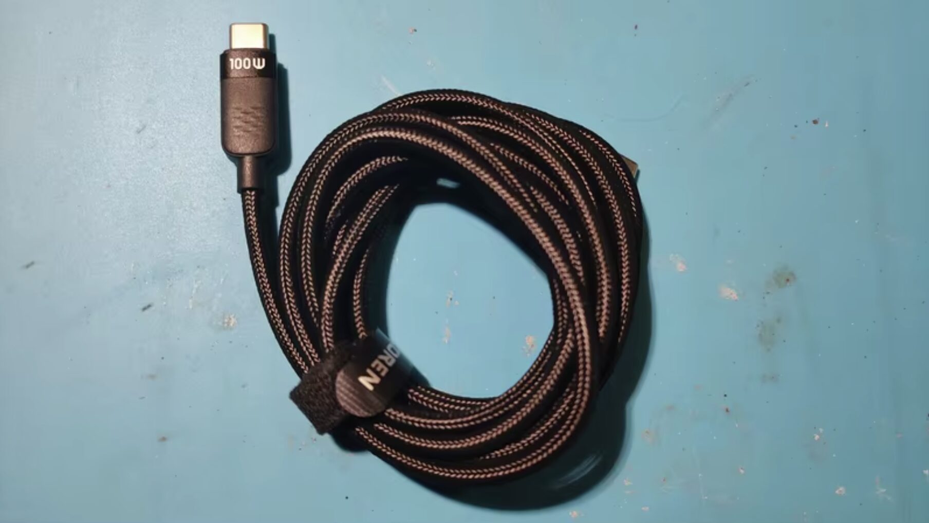 Мощный кабель USB-C с поддержкой 240 Вт. Такой провод легко потянет самую быструю зарядку. Фото.