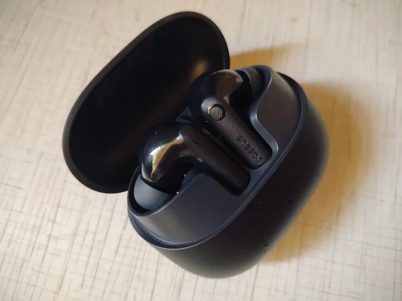 Недорогие беспроводные наушники с шумоподавлением. Простые наушники с шумодавом. Фото.