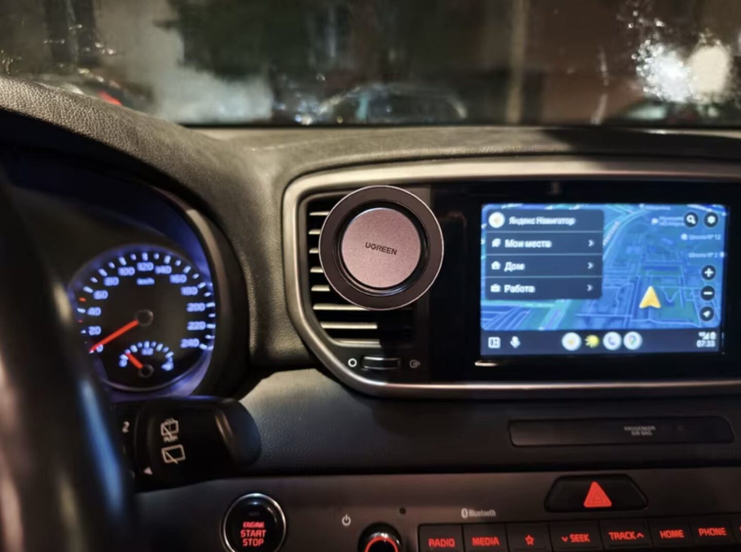 Магнитный держатель для телефона в автомобиль. Простой держатель для владельцев iPhone. Фото.