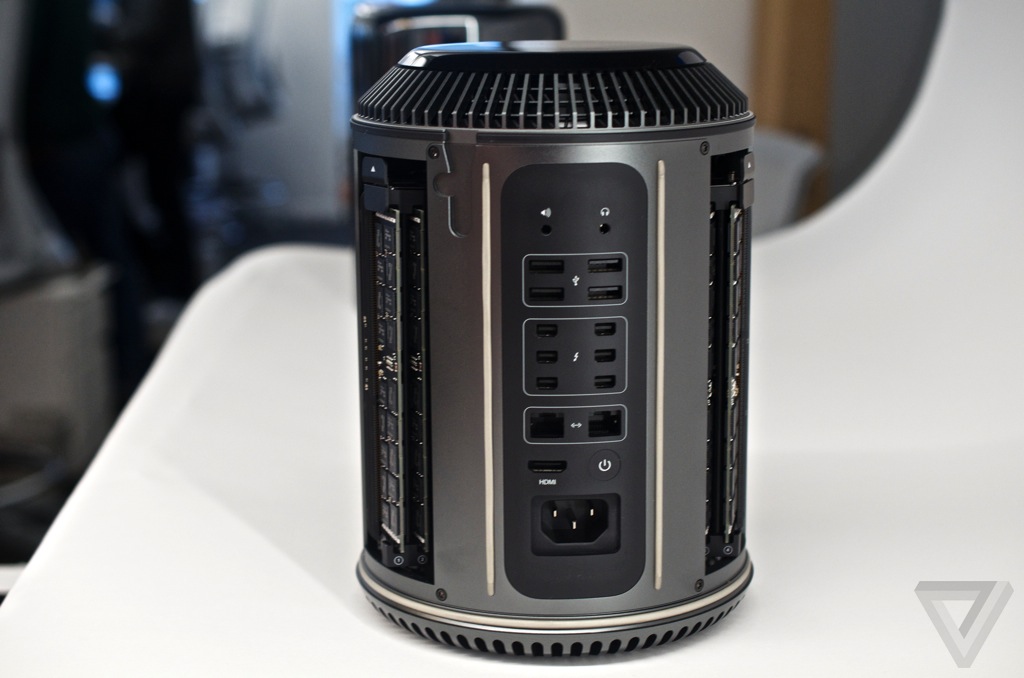 Рабочее место видеографа — именно таким профессионалам Mac Pro был нужнее всего