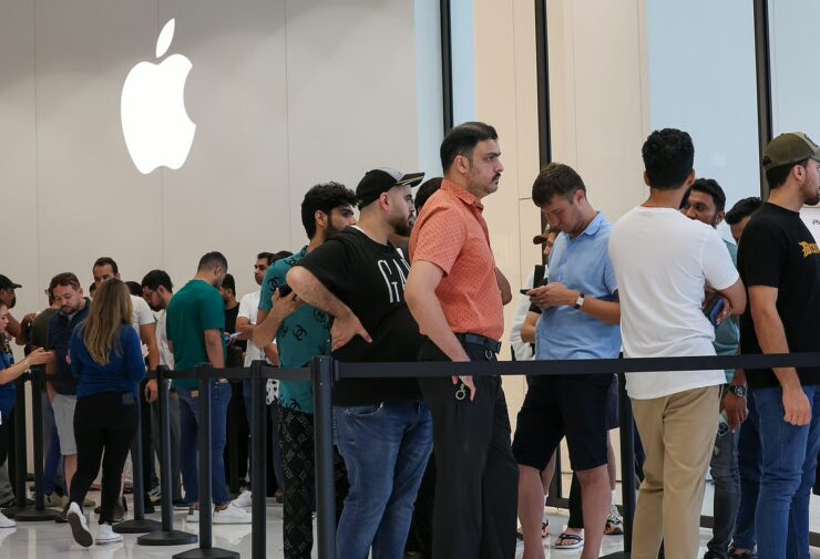 Почему поставки Apple в Россию завязаны на Дубай. Очереди в Дубае за новым айфоном — тут не только фанаты, но и серые поставщики. Изображение: gulfnews.com. Почему поставки Apple в Россию завязаны на Дубай. Очереди в Дубае за новым айфоном — тут не только фанаты, но и серые поставщики. Изображение: gulfnews.com. Фото.