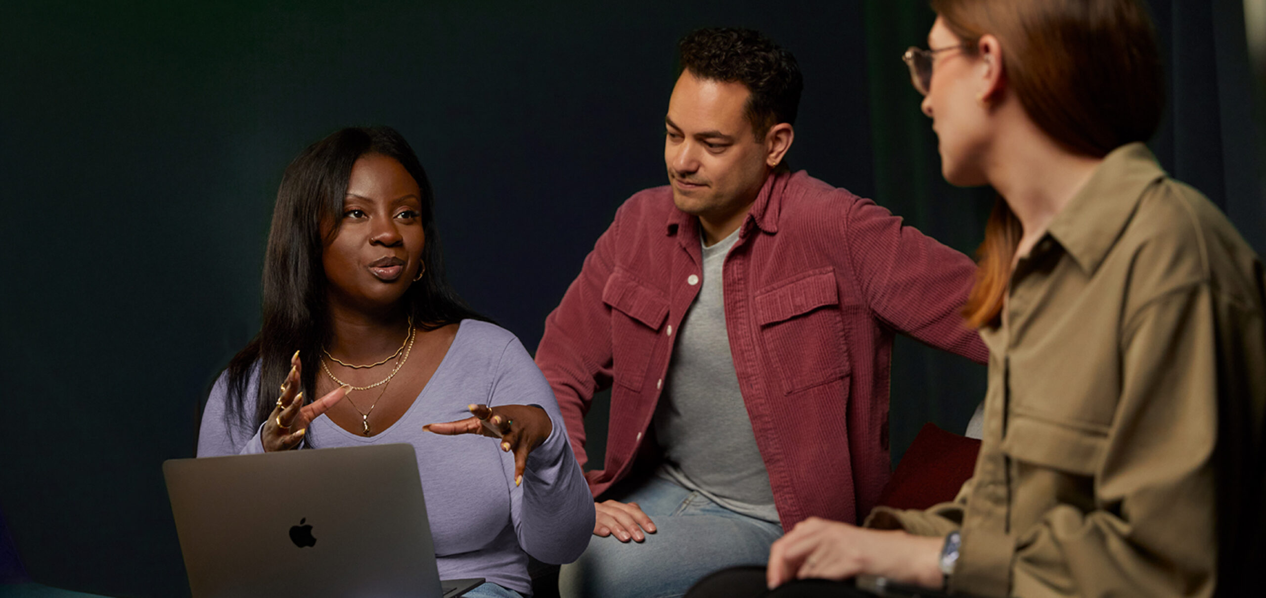 Стоит ли покупать айфон в 2026 году. Команда у Apple большая и потери наверняка получится заполнить. Изображение: apple.com. Фото.