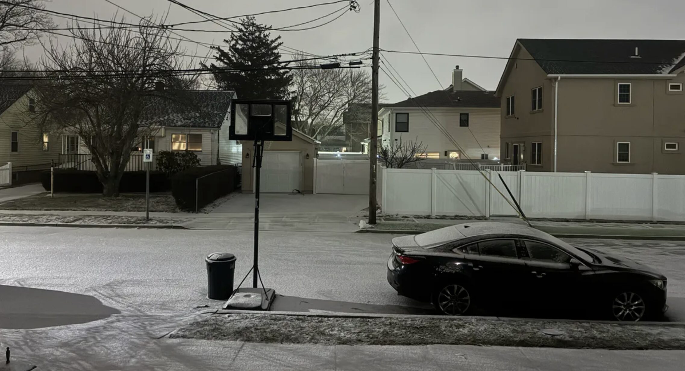 В чём камера iPhone 17e хуже iPhone 15. Камера в iPhone 16e такая же, как в 17e, поэтому можно оценивать снимки с него. В темноте ей реально тяжело. Изображение: techradar.com. В чём камера iPhone 17e хуже iPhone 15. Камера в iPhone 16e такая же, как в 17e, поэтому можно оценивать снимки с него. В темноте ей реально тяжело. Изображение: techradar.com. Фото.