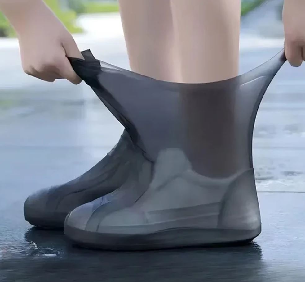 Силиконовые чехлы для обуви от дождя и грязи. Такие вам точно вскоре пригодятся. Фото.