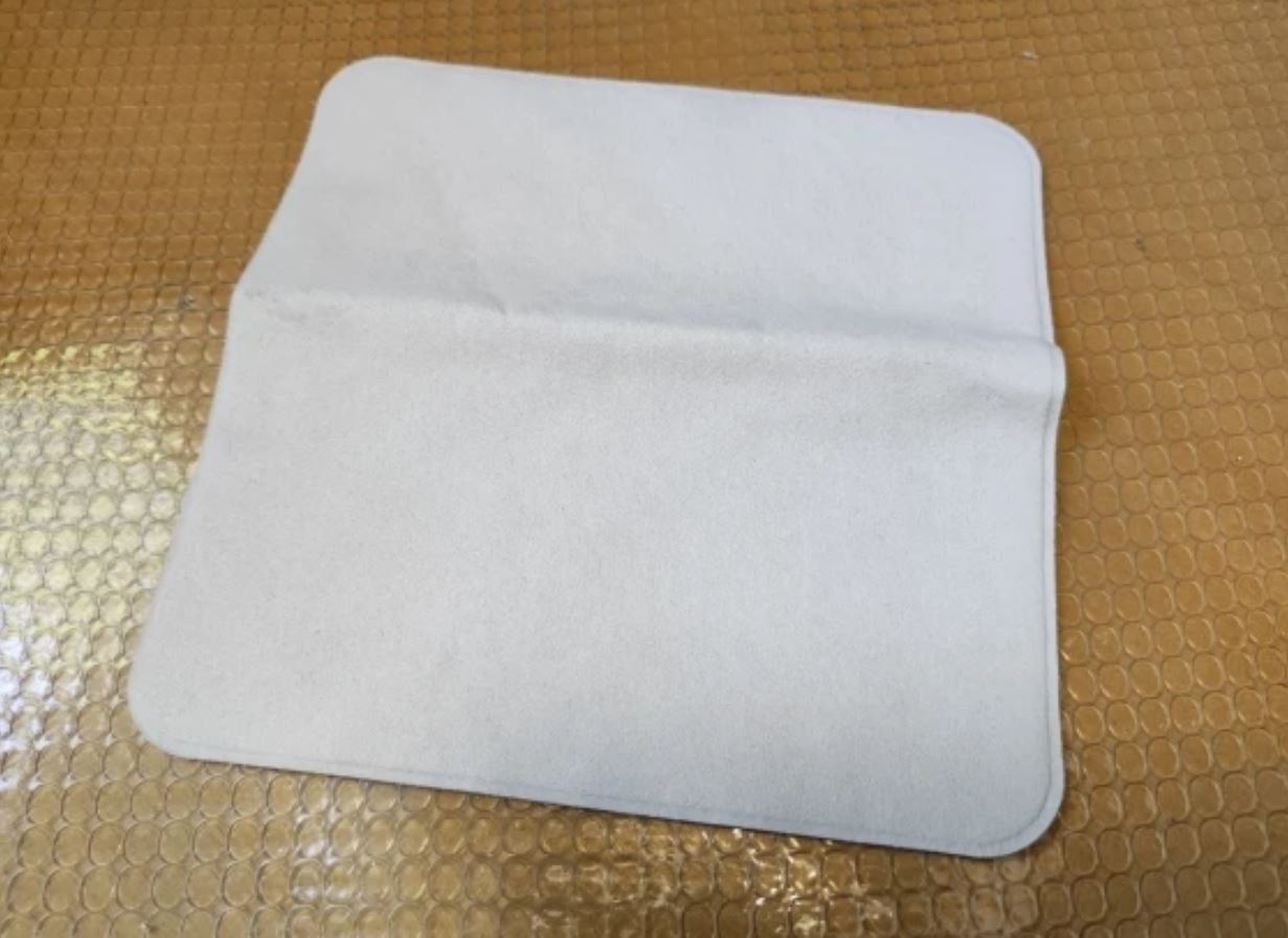 Салфетка для экрана как у Apple, но дешевле. Салфетке Apple по-прежнему нет равных по части удобства. Фото.