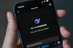 Как пользоваться Дипсик: бесплатная нейросеть в России без VPN. Фото.