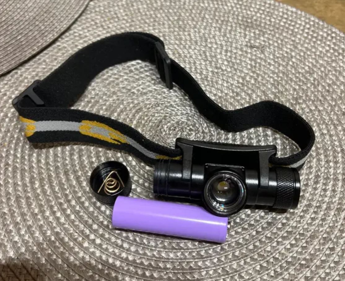 Дешёвый налобный фонарь с USB-зарядкой. Налобный фонарь может пригодиться в разных сценариях — вплоть до уборки дома. Фото.