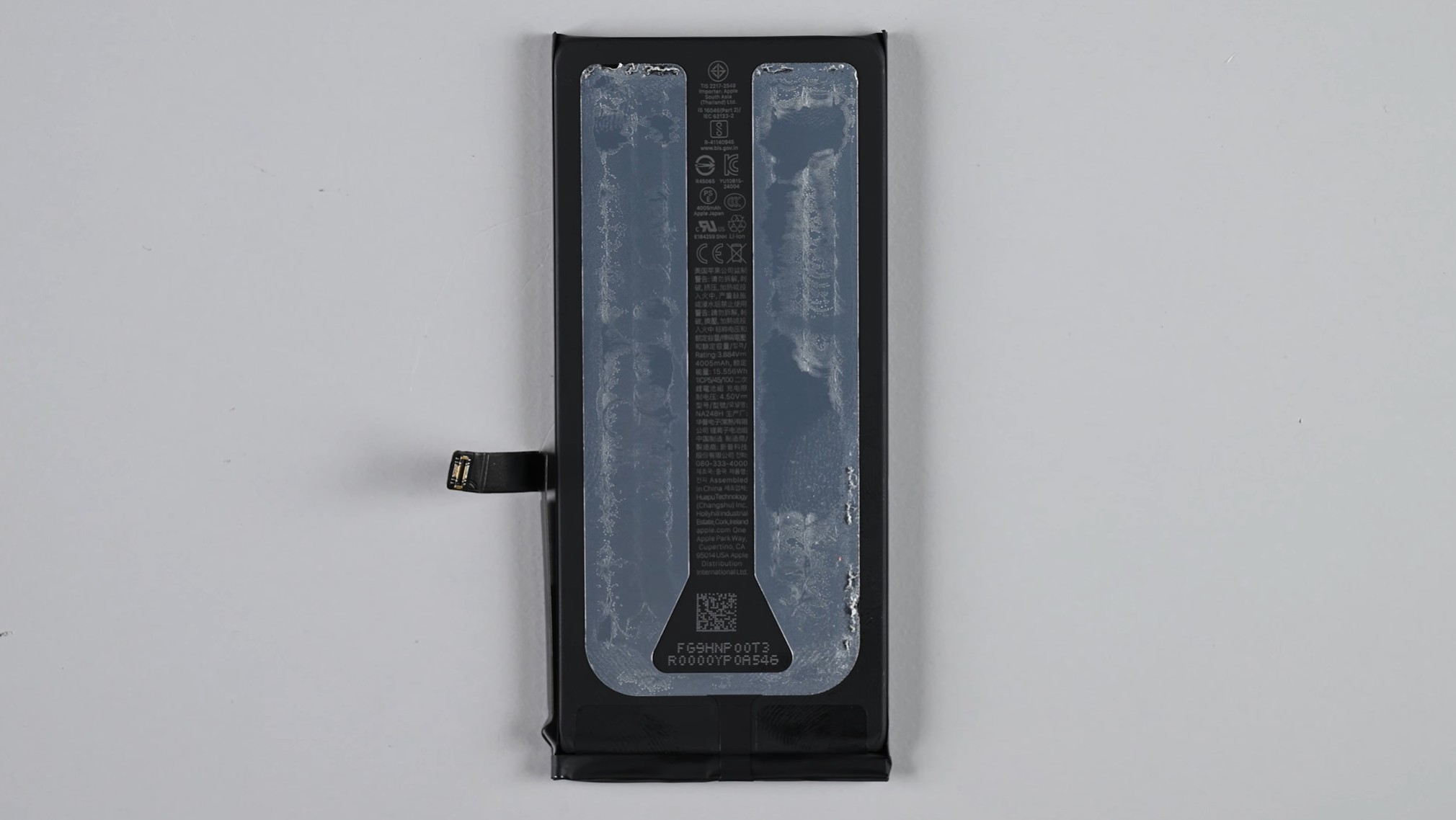 Что изменилось в iPhone 17e по сравнению с iPhone 16e. Батарея в iPhone 17e снимается очень легко. Изображение: wccftech.com. Фото.