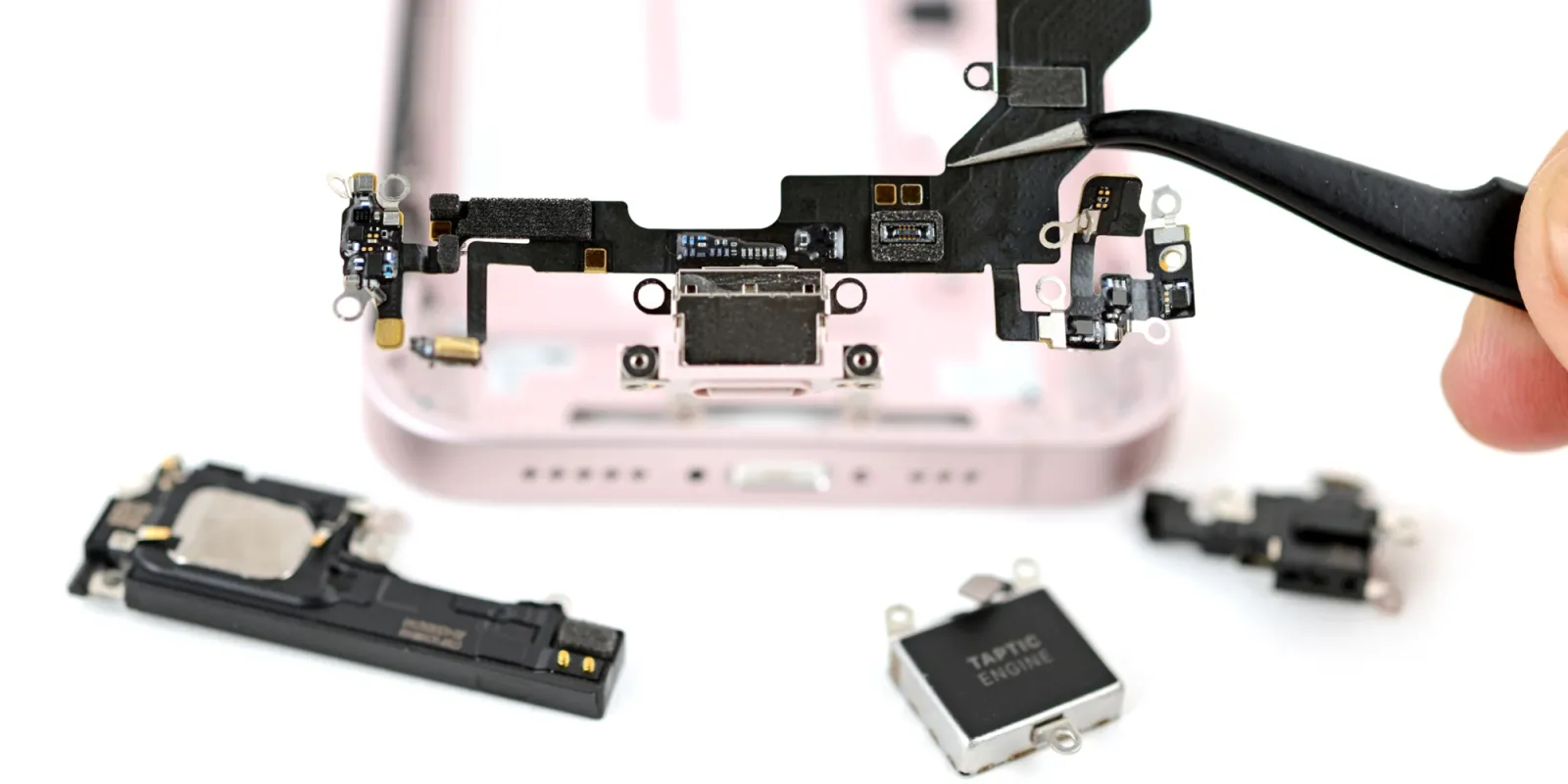 Почему USB-C в iPhone 17e сложно заменить. А вот поменять разъем USB-C — та еще задачка. Изображение: 9to5mac.com. Фото.