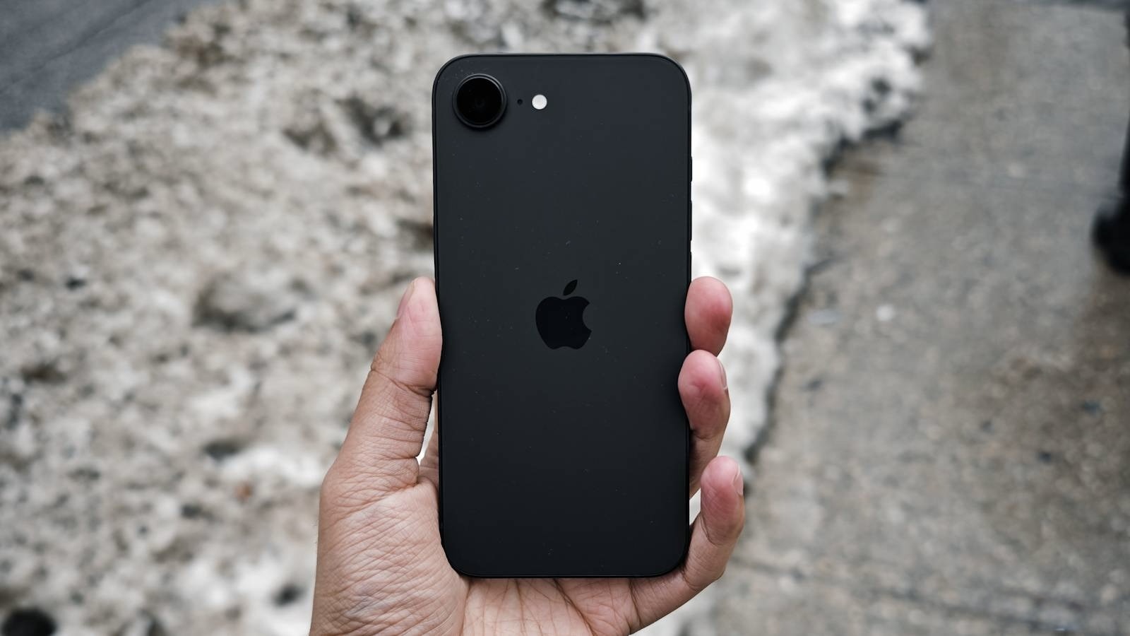 iPhone 17e или iPhone Air — что выбрать. А кто-то предпочтет компактный размер. Изображение: howtogeek.com. iPhone 17e или iPhone Air — что выбрать. А кто-то предпочтет компактный размер. Изображение: howtogeek.com. Фото.