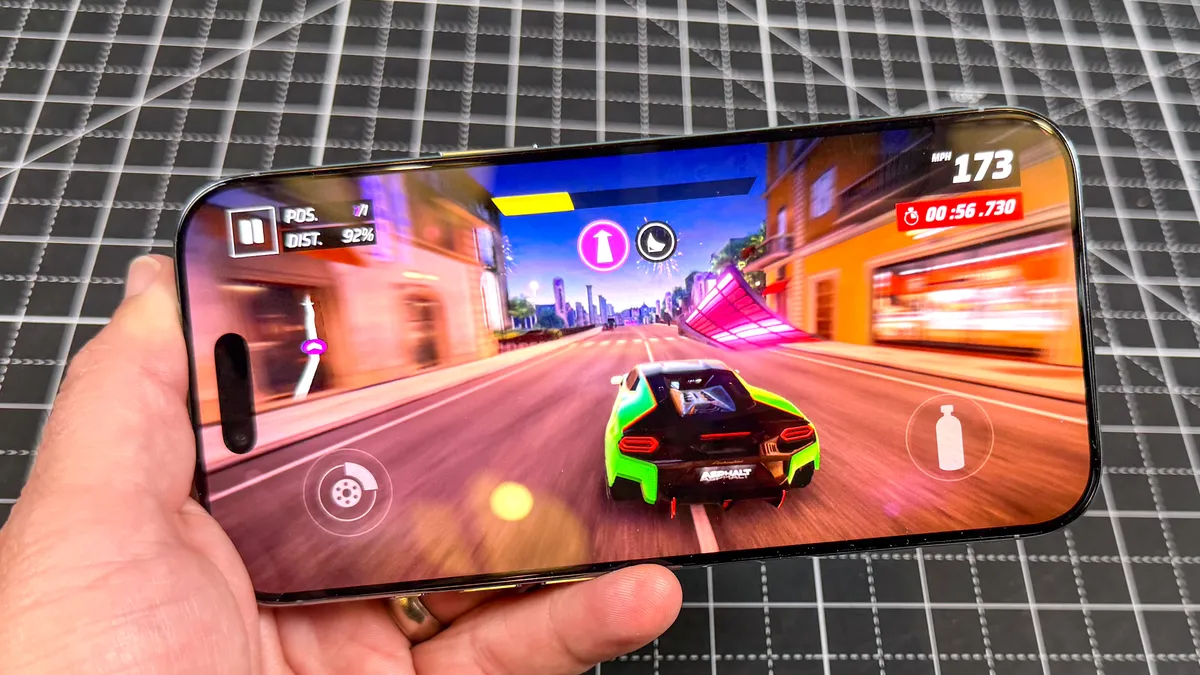 Батарея iPhone Air: хватает ли на день. Играть вы сможете, но не так долго, как на других айфонах. Изображение: tomsguide.com. Фото.