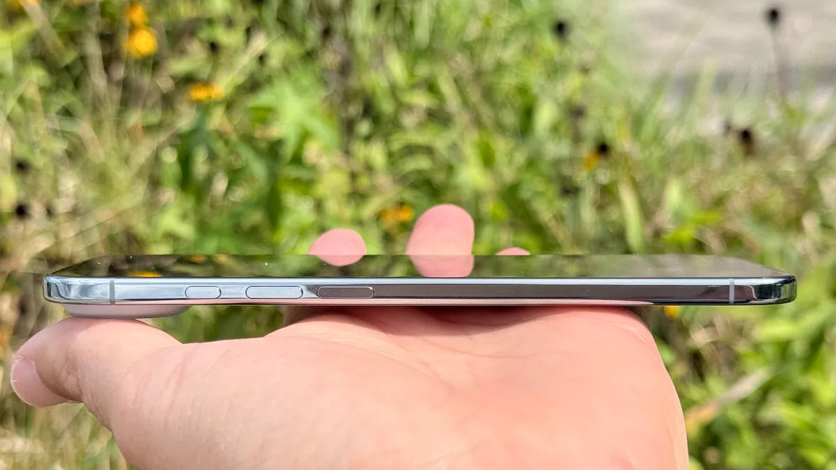 iPhone Air — насколько тонкость реально важна в 2026 году. Аппарат реально тонкий и легкий, и этого у него не отнять. Изображение: tomsguide.com. Фото.