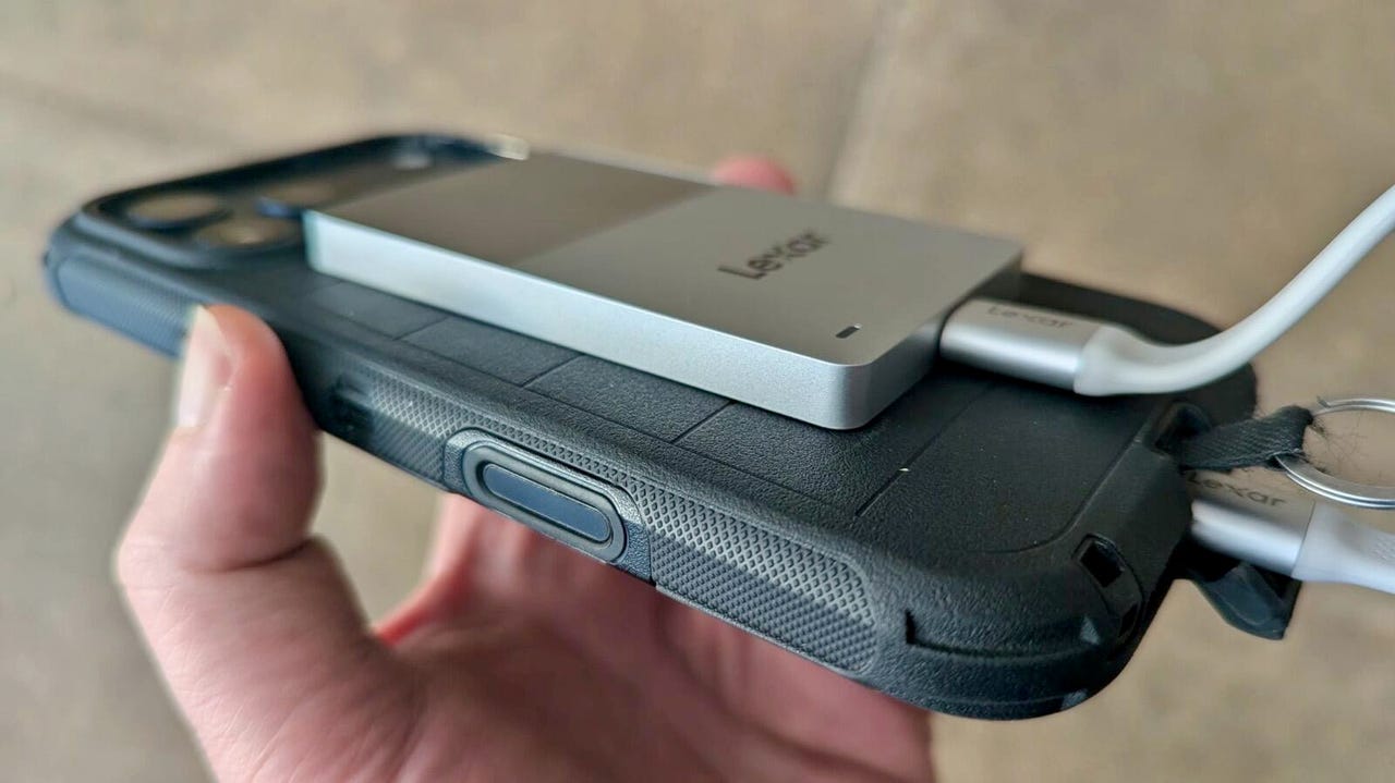 Портативный SSD с магнитным креплением — как это работает. Оснащен MagSafe, поэтому можно примагнитить его к задней панели iPhone. Изображение: zdnet.com. Фото.