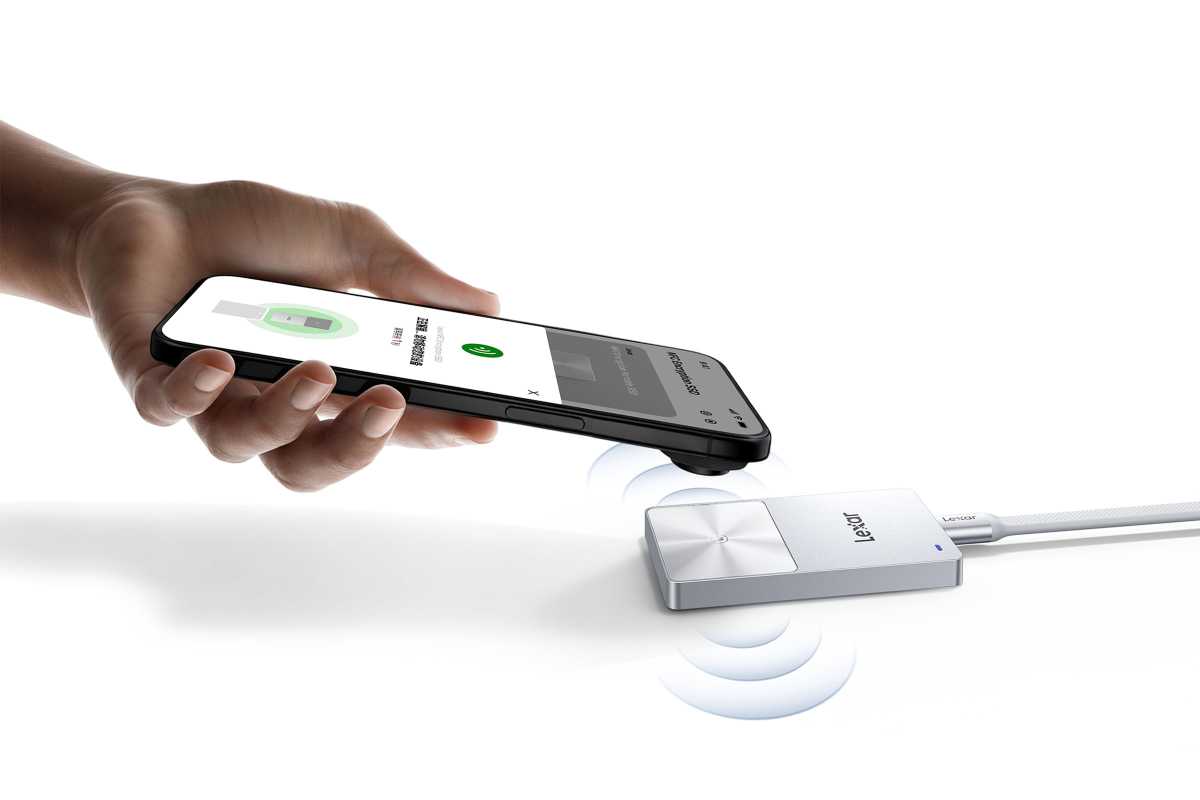 Что такое Lexar TouchLock SSD. Чтобы получить доступ к файлам, надо приложить айфон. Изображение: macworld.com. Фото.