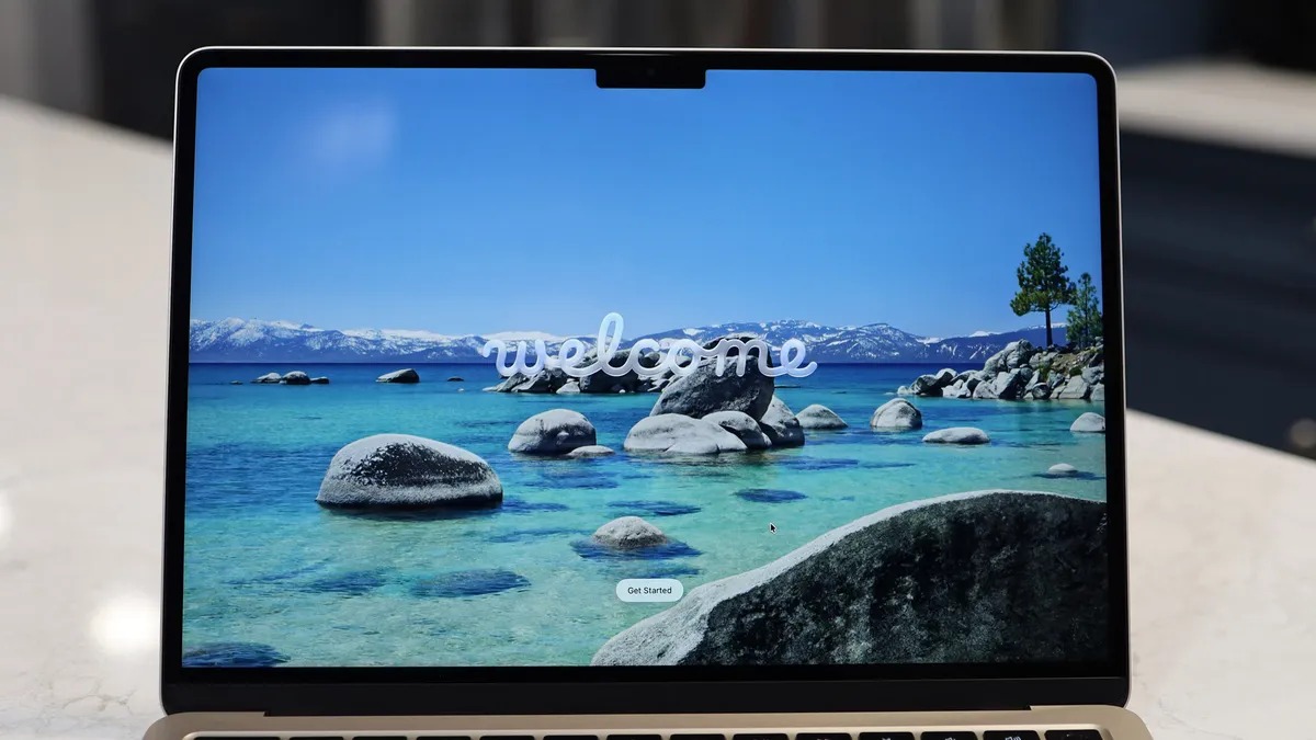 Экран и время работы MacBook Air M5. Дисплей в MacBook Air M5 хоть и не OLED, но очень качественный. Изображение: techradar.com. Фото.