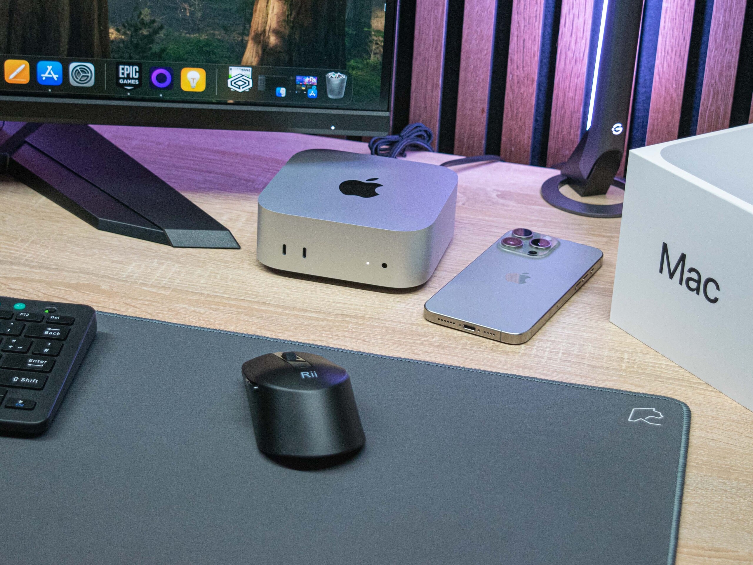Что учесть при покупке Mac mini в России. Mac mini можно поставить на полку и оставить работать в фоновом режиме. Изображение: notebookcheck-ru.com. Фото.