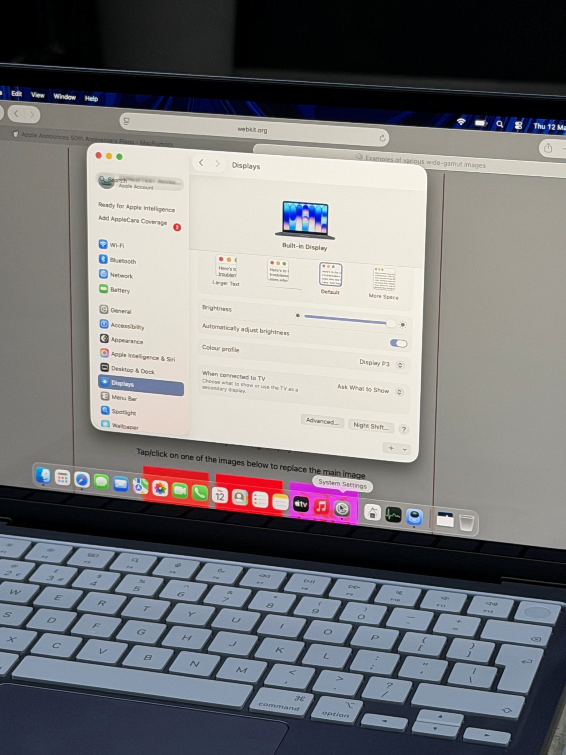Иллюстрация к статье: MacBook Neo получил скрытую настройку дисплея, которая делает его изображение почти таким же качественным, как mini-LED экран MacBook Pro