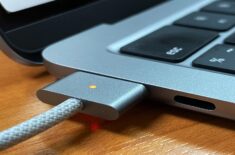 Почему макбук медленно заряжается — новая функция macOS 26.4. Фото.