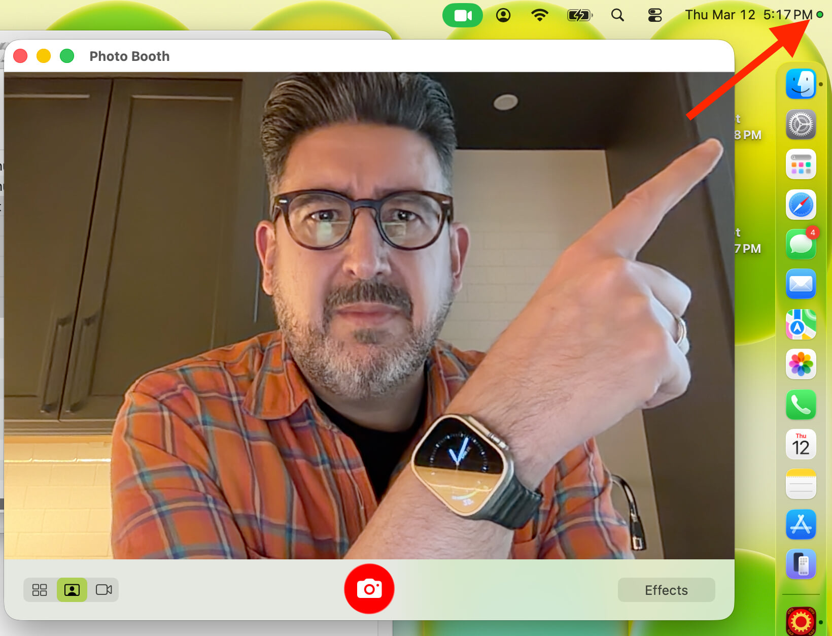 Можно ли скрыть зелёную точку на экране MacBook Neo. В Нео точка только на экране. Изображение: daringfireball.net. Фото.