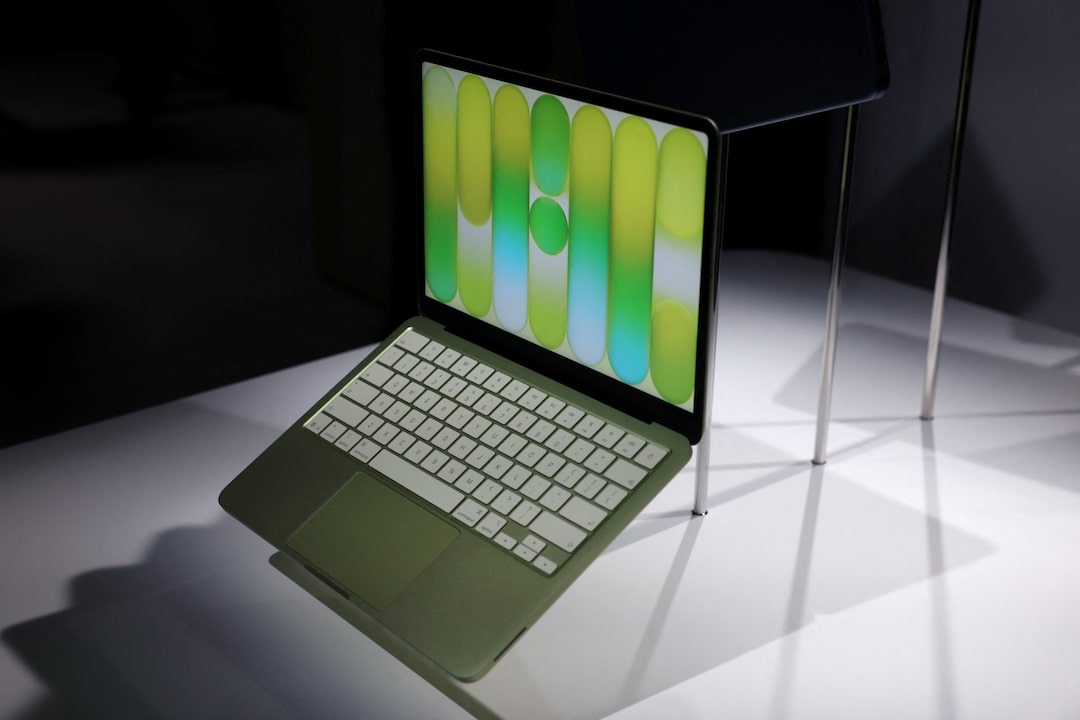 Есть ли подсветка клавиатуры в MacBook Neo. В потемках уже не поработать. Изображение: reuters.com. Есть ли подсветка клавиатуры в MacBook Neo. В потемках уже не поработать. Изображение: reuters.com. Фото.