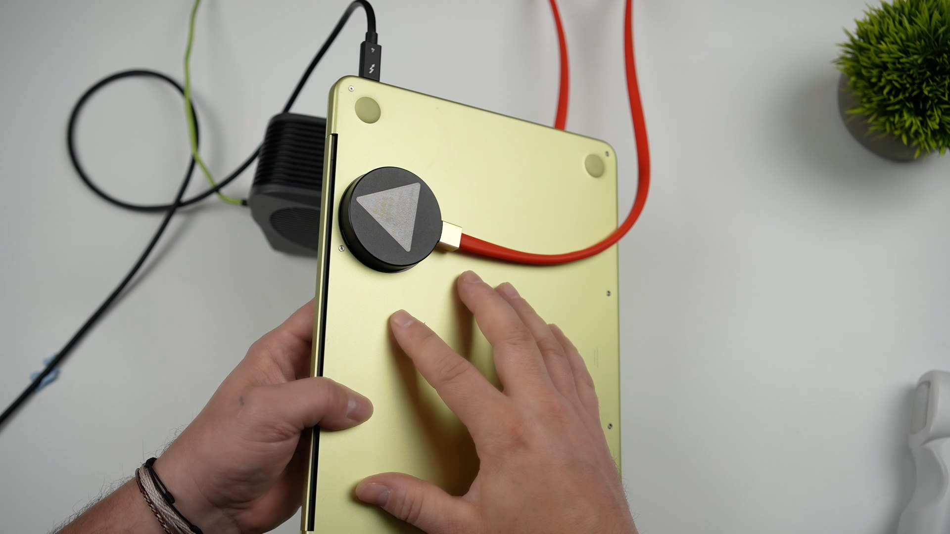 Как в MacBook Neo установили водяное охлаждение. Вот такая шайба устанавливается снаружи. Изображение: ETA PRIME. Фото.