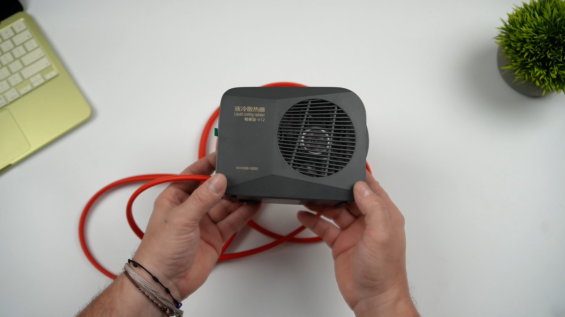 Как в MacBook Neo установили водяное охлаждение. И добавляем сюда еще вентилятор. Изображение: ETA PRIME. Фото.