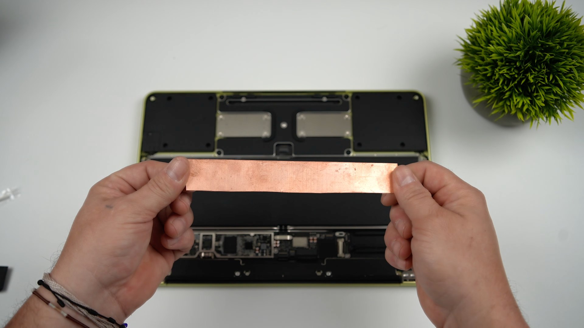 Как в MacBook Neo установили водяное охлаждение. Пластину пришлось установить внутрь корпуса. Фото.