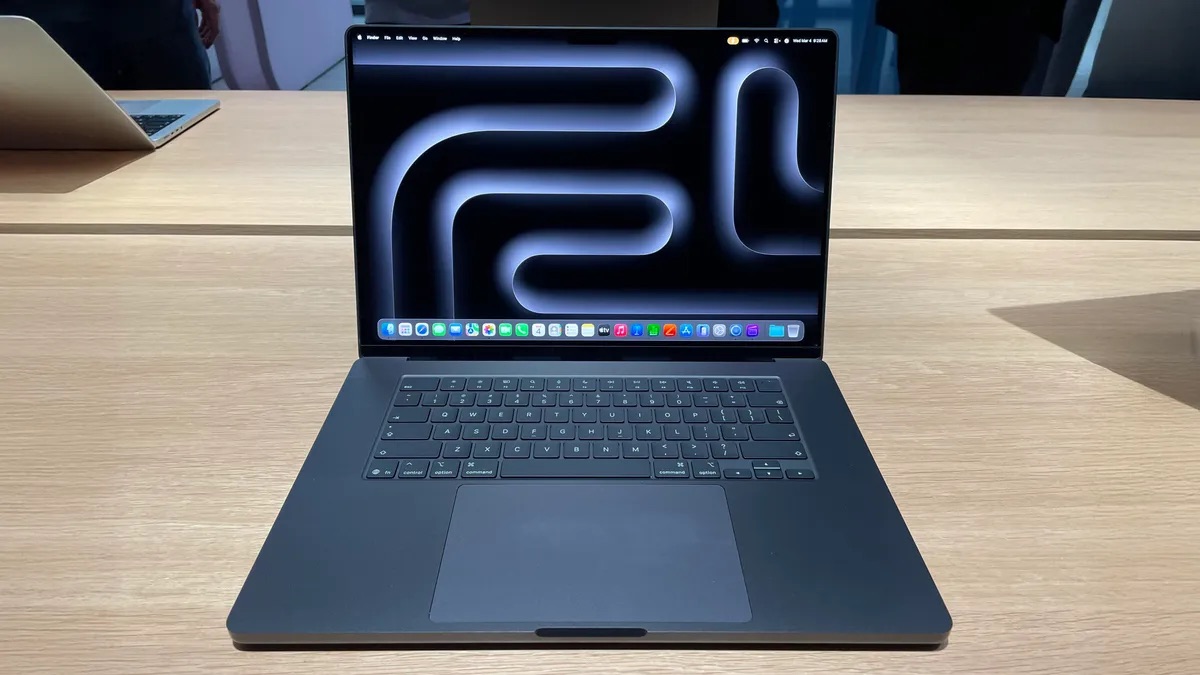Что нового в MacBook Pro 16 на чипе M5 Pro. Внешне никаких изменений, все самое главное — внутри. Изображение: CNET. Фото.
