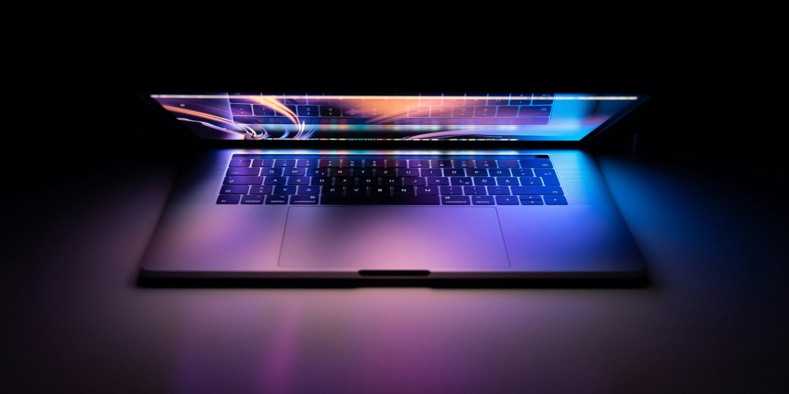 Чем OLED в MacBook Pro будет лучше mini-LED. OLED предложит более сочные цвета. Изображение: 9to5mac.com. Фото.