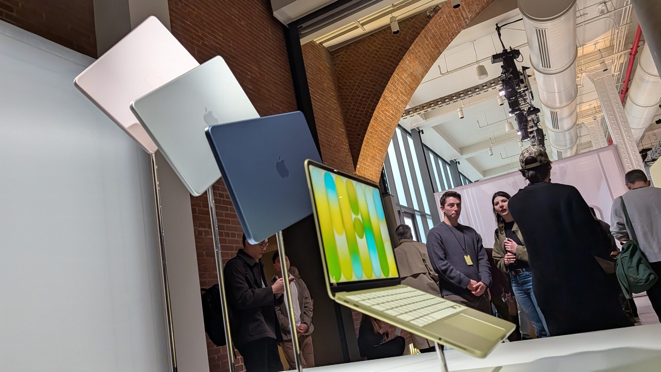 Цена MacBook Neo и MacBook Air: сколько стоят ноутбуки Apple. Apple очень эффектно демонстрирует новый дешевый ноутбук. Изображение: uk.pcmag.com. Цена MacBook Neo и MacBook Air: сколько стоят ноутбуки Apple. Apple очень эффектно демонстрирует новый дешевый ноутбук. Изображение: uk.pcmag.com. Фото.