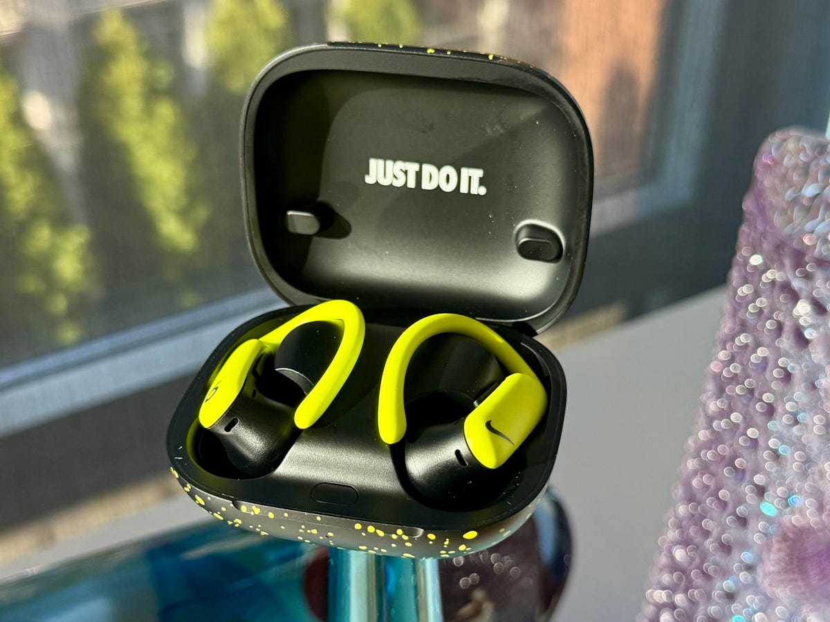 Стоит ли покупать Powerbeats Pro 2 Nike Edition. Выглядят наушники, конечно, прикольно. Изображение: bgr.com. Фото.