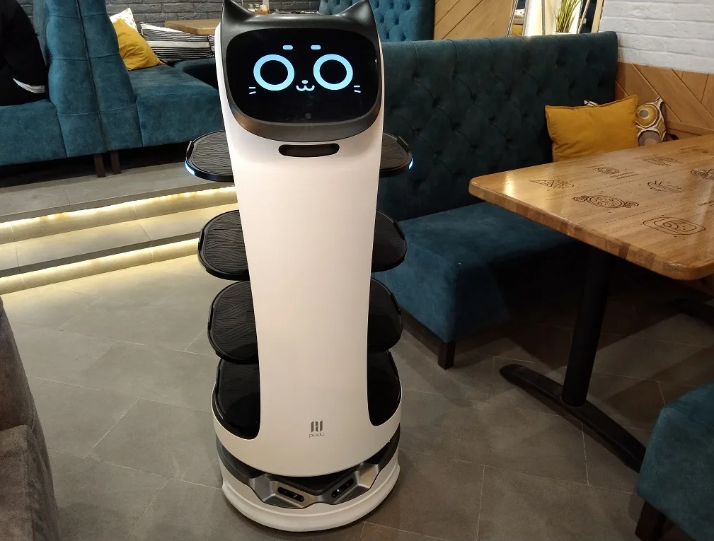 Как выбирать и внедрять без героизма: маршрут, который окупается. Возможно, скоро заказы в ресторанах будут принимать роботы, и это исключит человеческий фактор. Изображение: roboagency.ru. Фото.