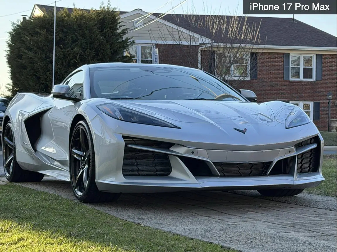 Камеры iPhone 17 Pro Max и Galaxy S26 Ultra — 48 МП против 200 МП. А вот айфон как будто пересветил фотографию. Изображение: tomsguide.com. Фото.