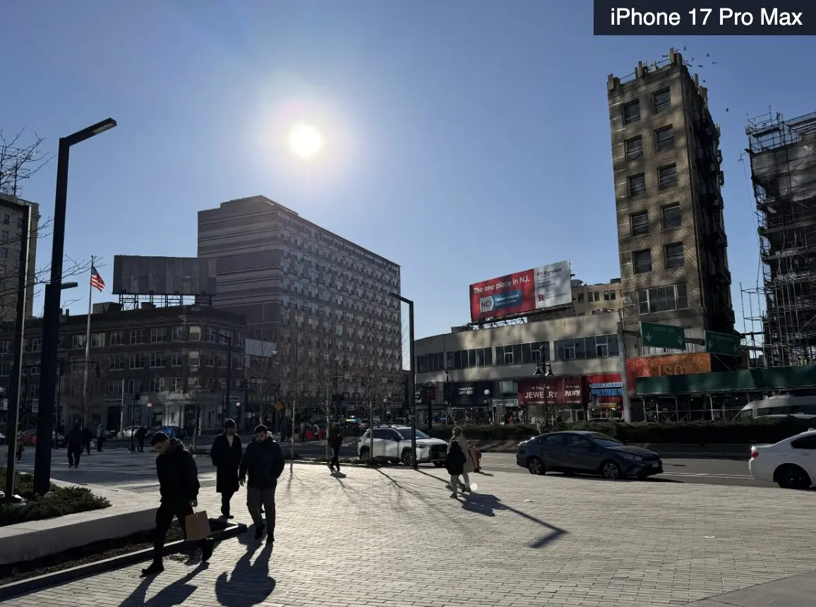 Камеры iPhone 17 Pro Max и Galaxy S26 Ultra — 48 МП против 200 МП. На Айфон кадр получился темноватым. Изображение: tomsguide.com. Фото.