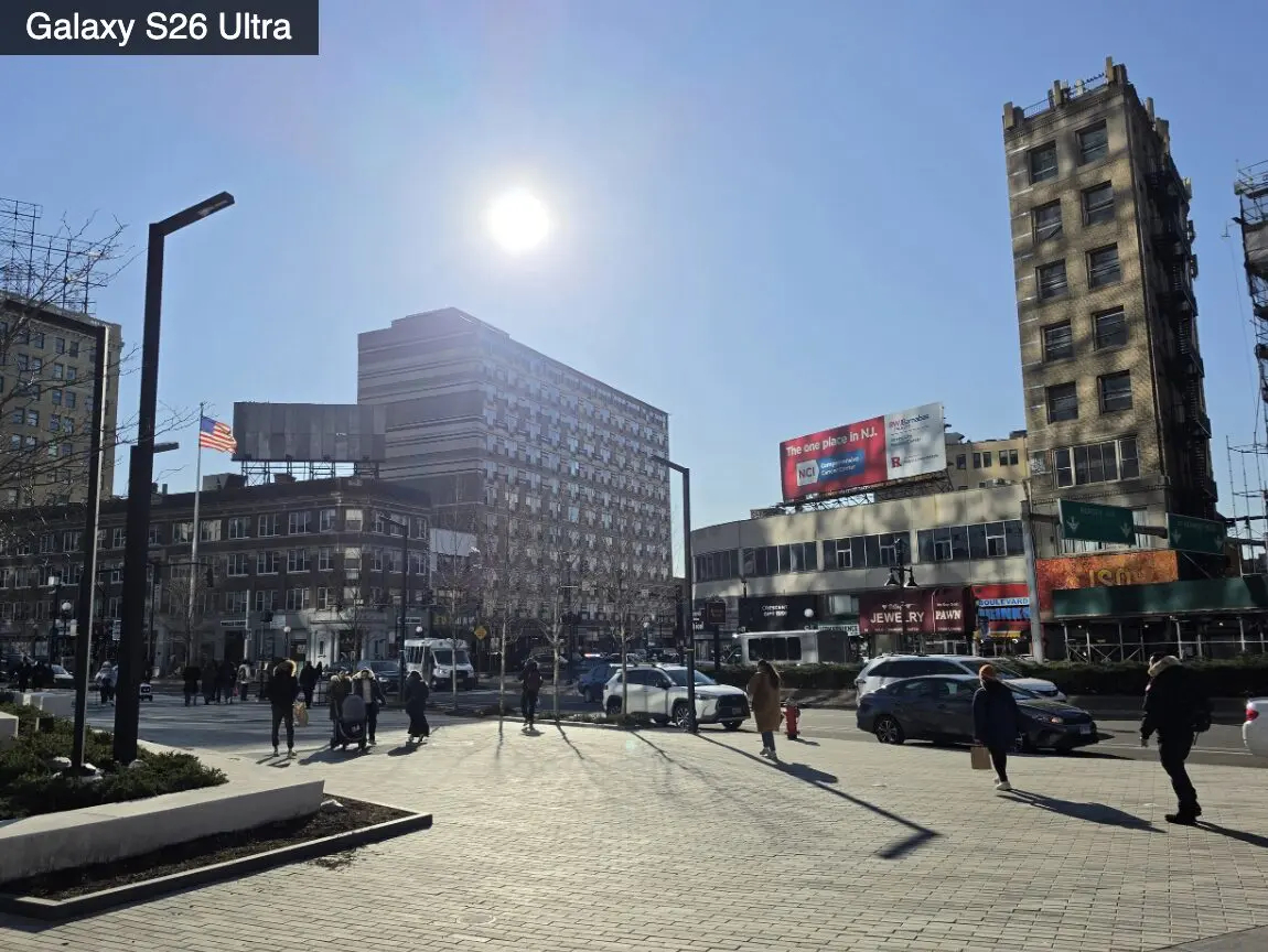 Камеры iPhone 17 Pro Max и Galaxy S26 Ultra — 48 МП против 200 МП. Снимок против солнца на S26 Ultra. Изображение: tomsguide.com. Фото.