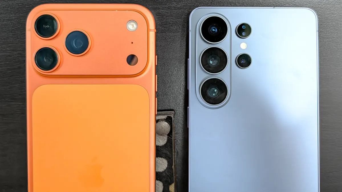 Камеры iPhone 17 Pro Max и Galaxy S26 Ultra — 48 МП против 200 МП. По камерам всё тоже очень интересно. Изображение: tomsguide.com. Фото.