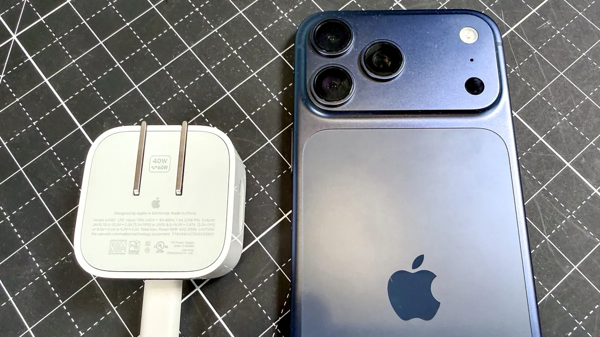 Кто лучше держит батарею — iPhone 17 Pro Max или Samsung S26 Ultra. Заряжать iPhone зарядками мощнее 40 Вт нет никакого смысла. Изображение: tomsguide.com. Фото.