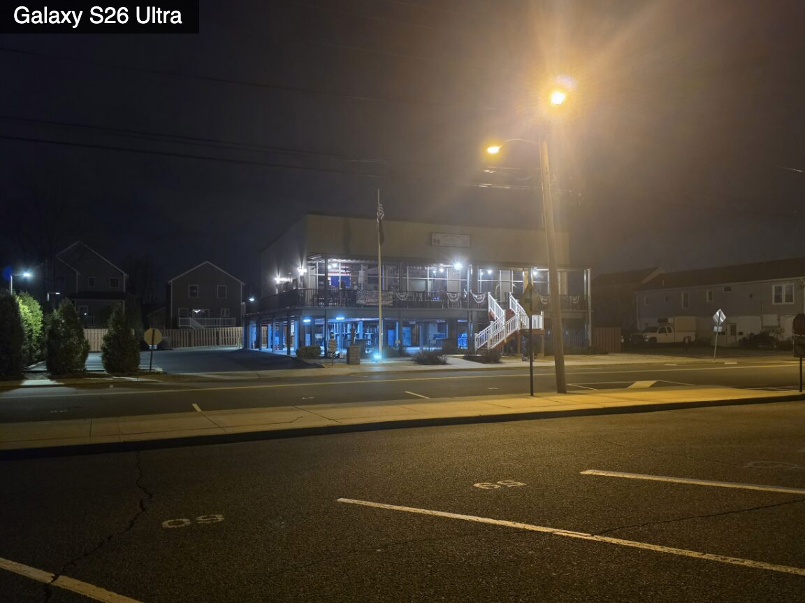 В чём iPhone 17 Pro Max лучше Galaxy S26 Ultra. Вот такой кадр получился на Самсунг ночью. Изображение: tomsguide.com. Фото.