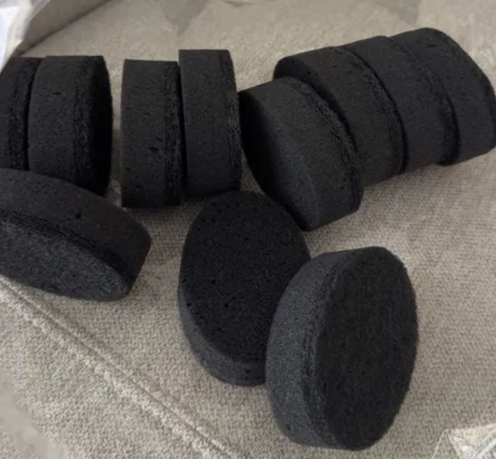 Чёрные долговечные губки для посуды из водорослей. Губки не знают износа и служат долго. Фото.