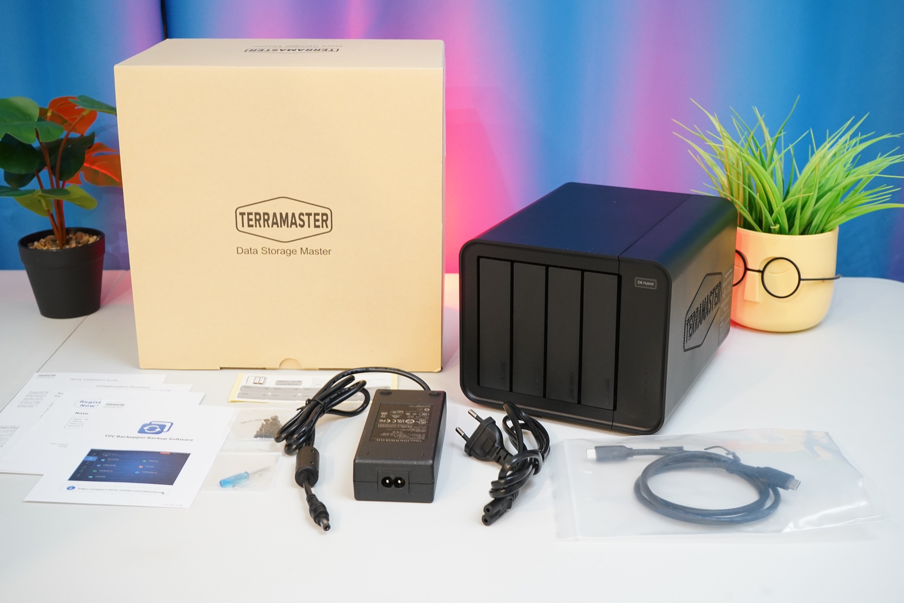 Что выбрать для Mac: корпус или DAS. DAS объединяет несколько дисков и подключается напрямую к нужному устройству. Изображение: ixbt.com. Фото.